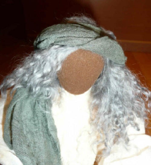 Langes graues Haar mit Bart